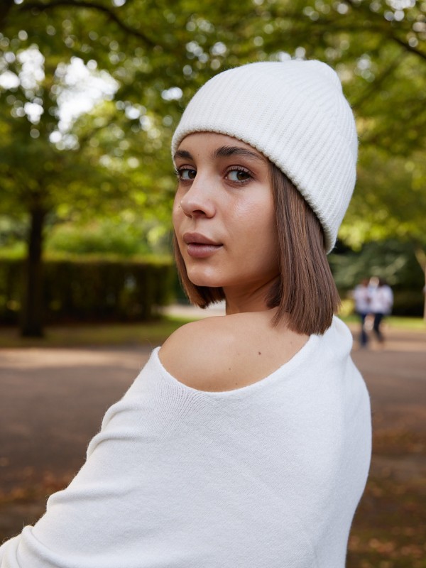 Brooke - ribbed viscose beanie in white