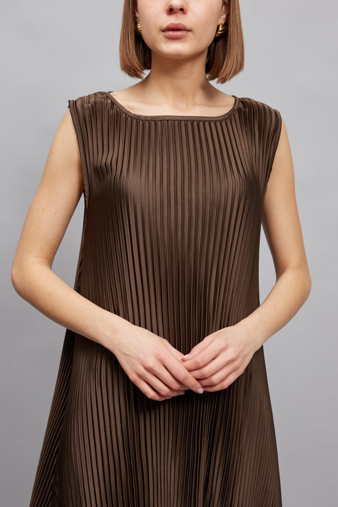 Emma -Pleated satin midi dress in brown - yLondon Emma -Pleated satin midi dress in brown - yLondon