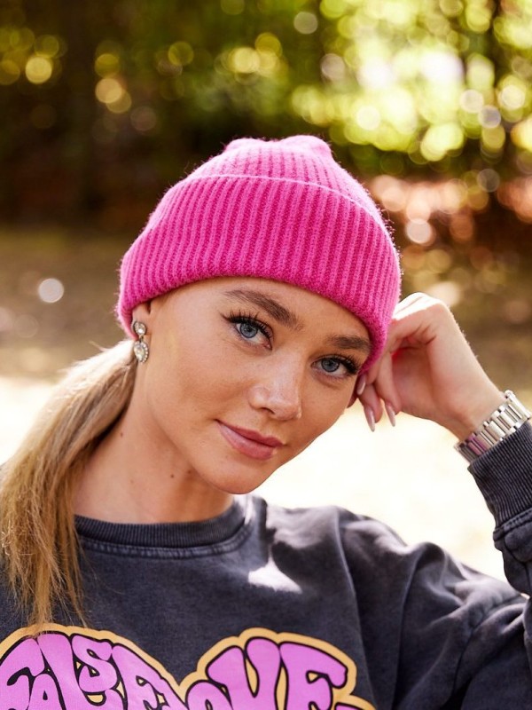 Brooke - ribbed viscose beanie in pink