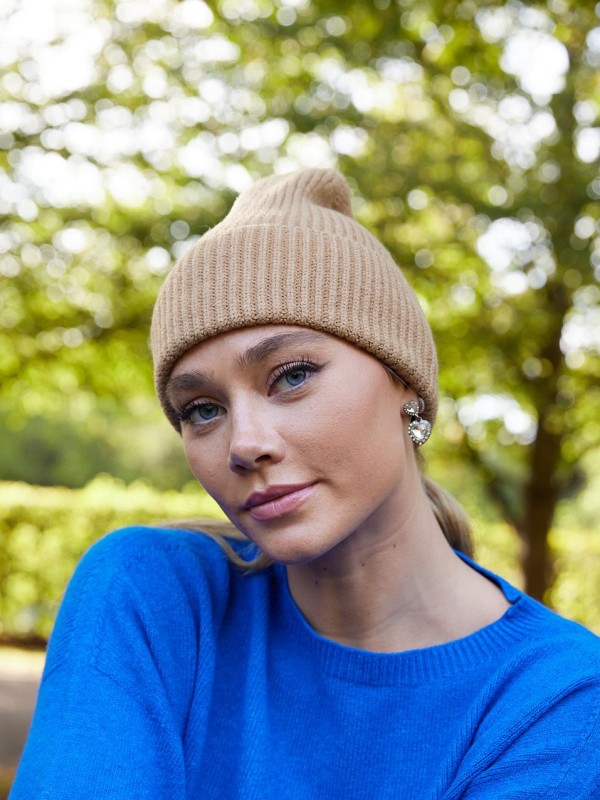 Brooke - ribbed viscose beanie in camel