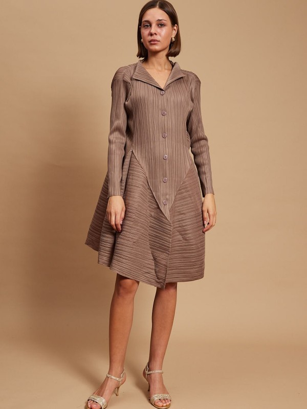 Peggy -pleated jacket dress in taupe