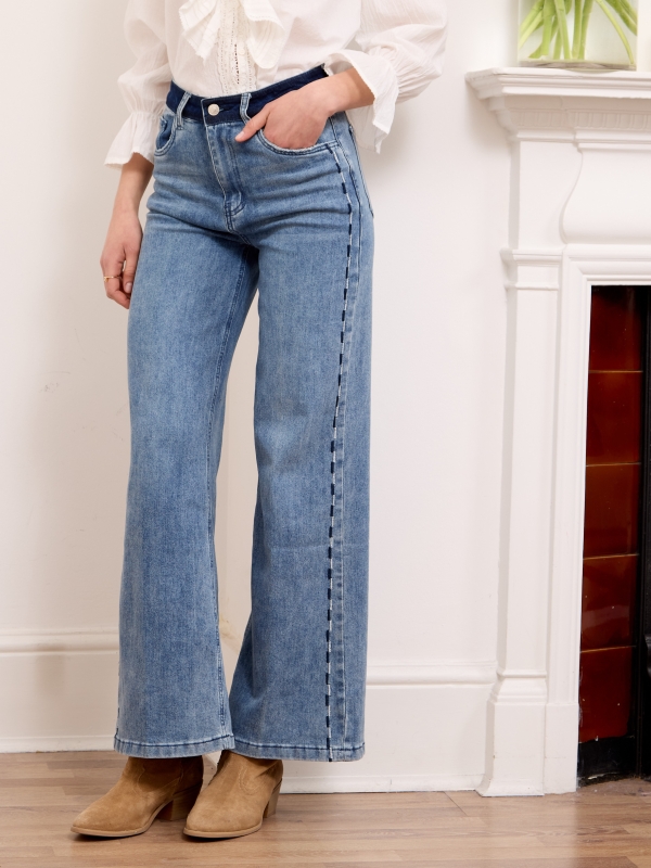 Carla -Flair high rise wide leg jeans In blue