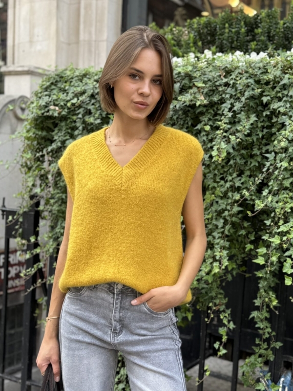 Nina - Knitted Vest In Mustard