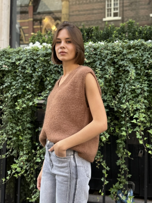 Nina - Knitted Vest In Taupe