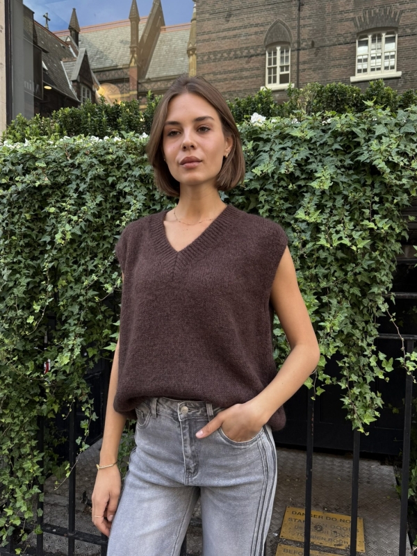 Nina - Knitted Vest In Brown