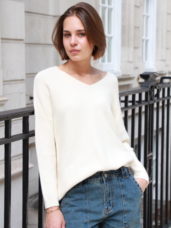 Pandora -viscose-blend v neck Sweater In ecru