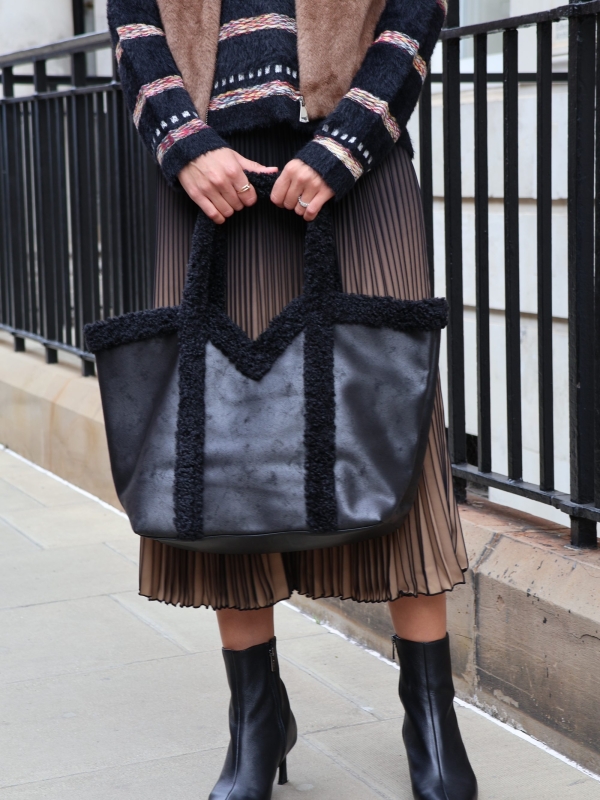 Tara - faux fur tote bag in black