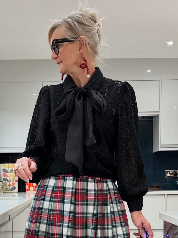 Lia - pussybow tie neck shirt in black