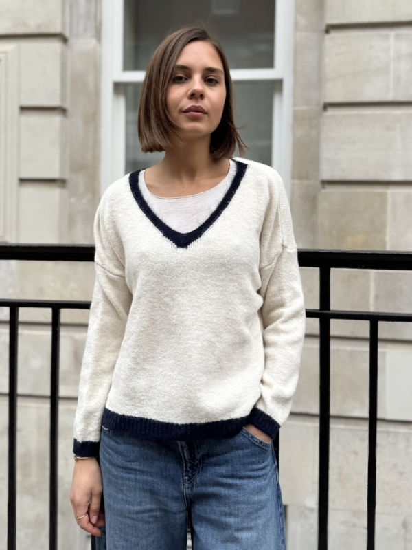 Mila - Contrast Trim V-Neck Jumper In Navy